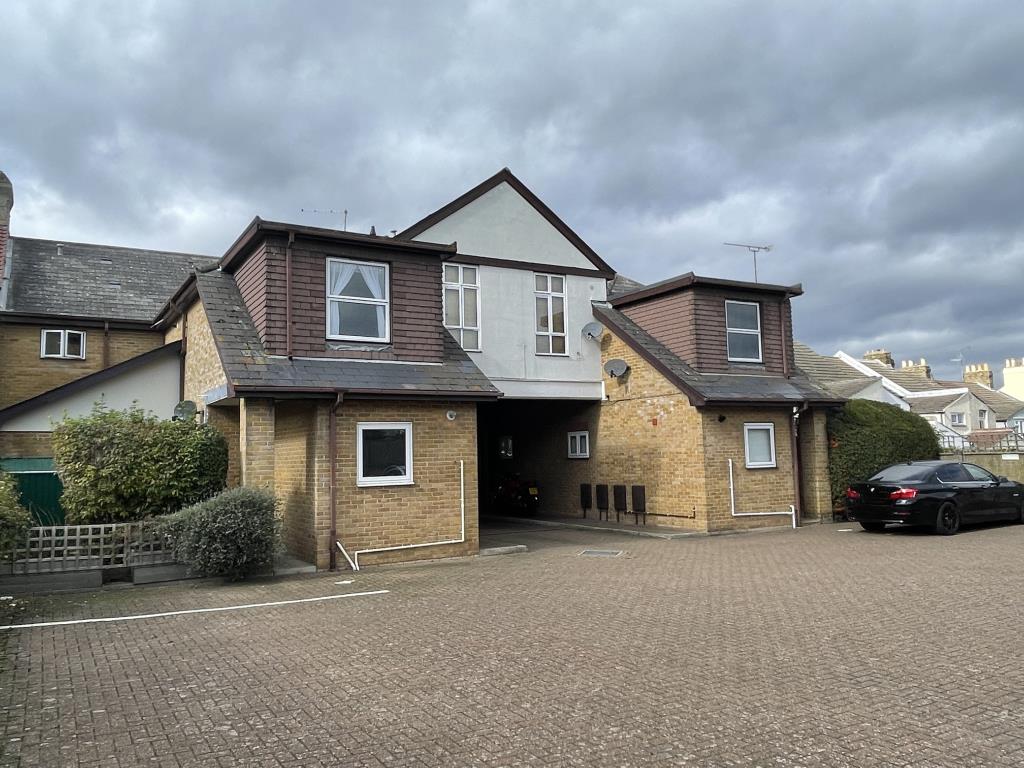 Lot: 113 - OUTSTANDING UNBROKEN BLOCK OF TEN SELF-CONTAINED FLATS AND APARTMENTS -